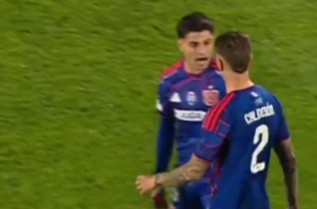 VIDEO | El tenso cruce entre Calderón y Altamirano en pleno partido de la U: Eduardo Vargas tuvo que intervenir