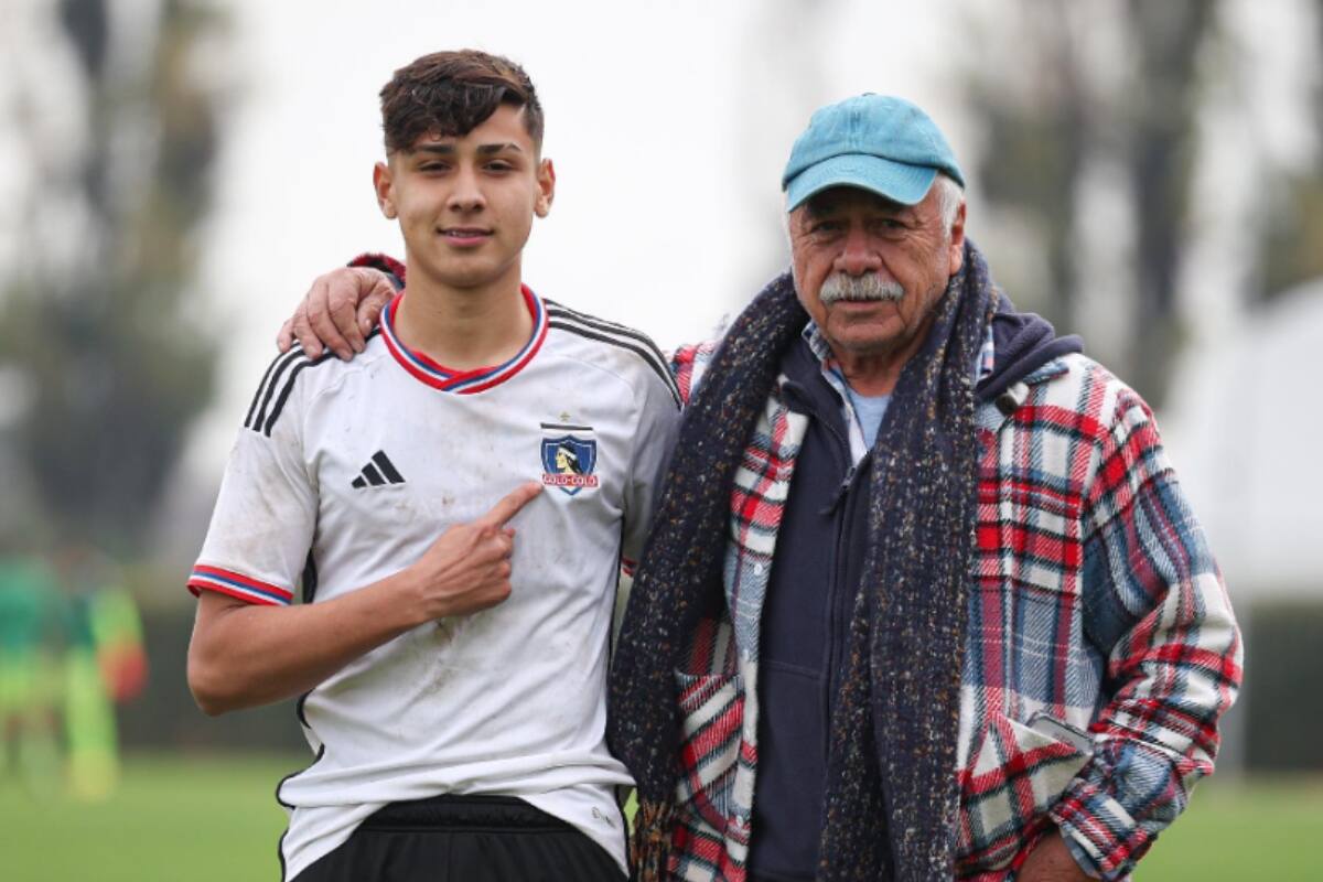 junto a Carlos Caszely tras el triunfo de Colo Colo Sub-16 ante Huachipato. (Créditos: @colocolofutboljoven)