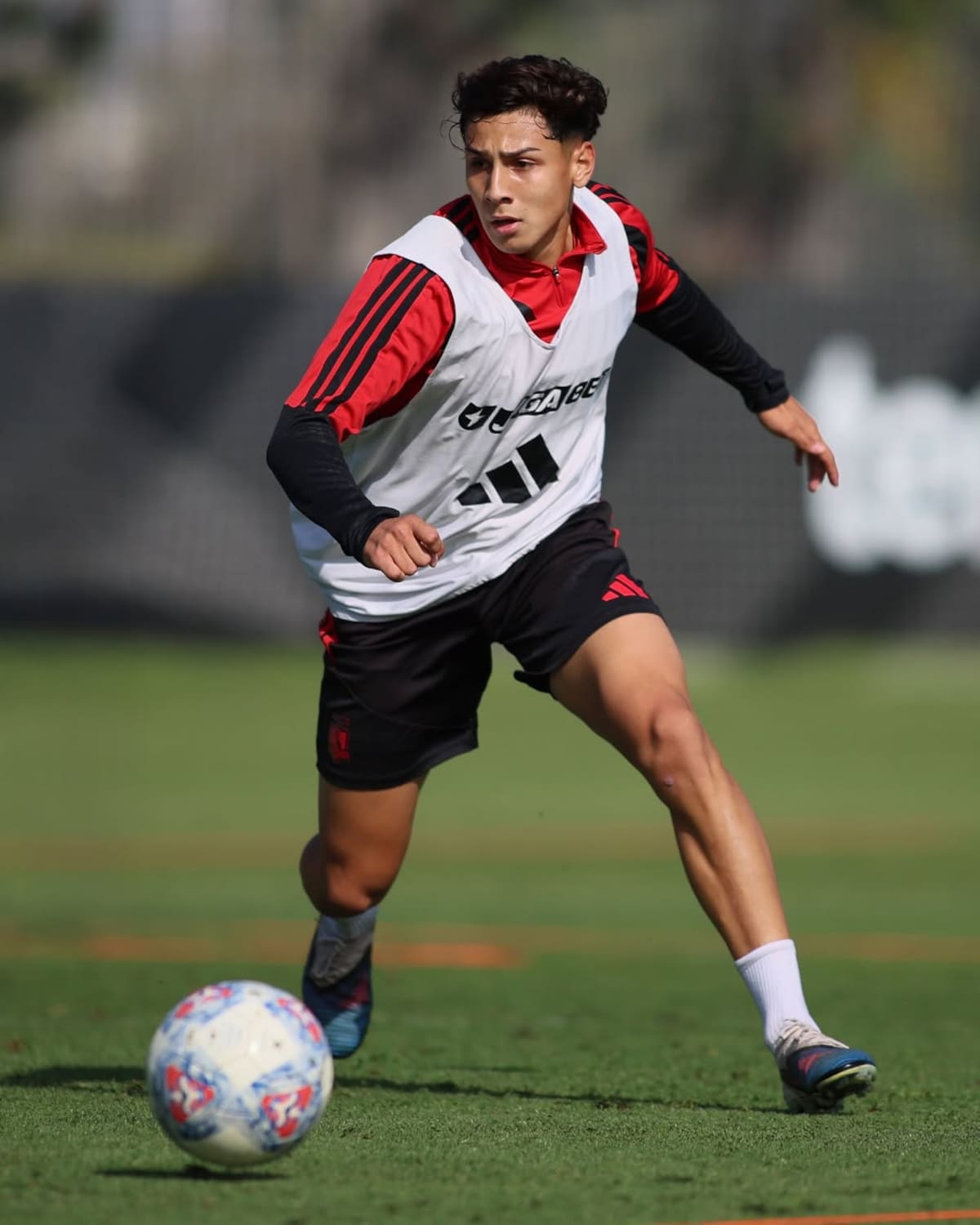 El nieto de Carlos Caszely entrenando en el primer equipo de Colo-Colo este 2026