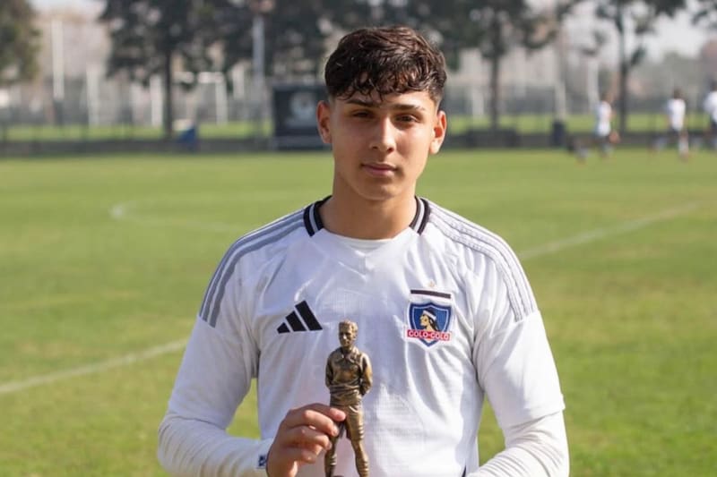 El delantero nacido en 2008 tuvo su primera práctica con el plantel adulto de Colo Colo. Foto: Contrasecuencia_films.