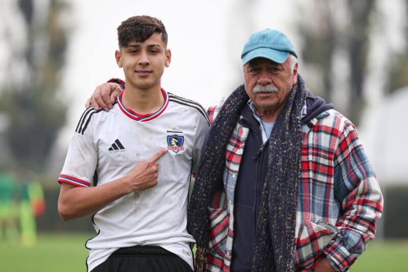 Franco Garrido y Carlos Caszely tras un partido de Colo Colo Sub-16.