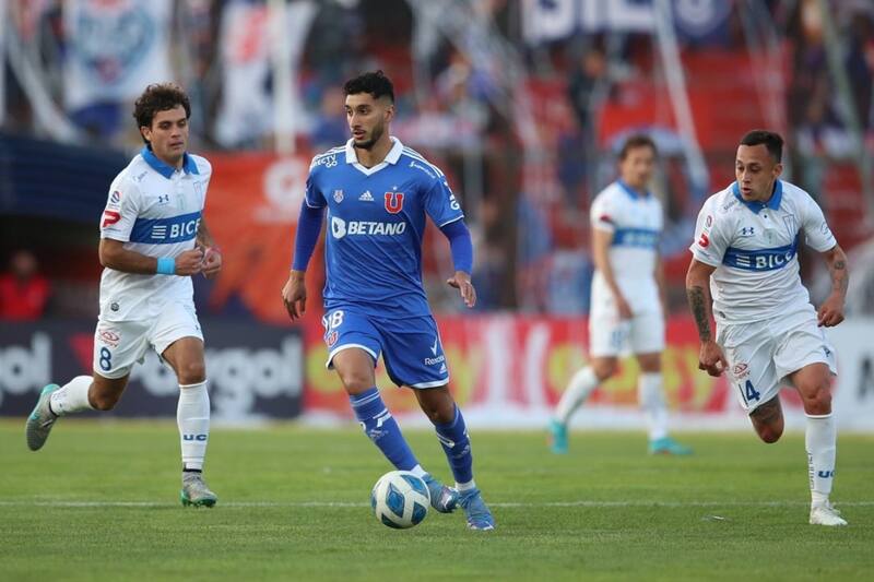 jugando por Universidad de Chile contra Universidad Católica.