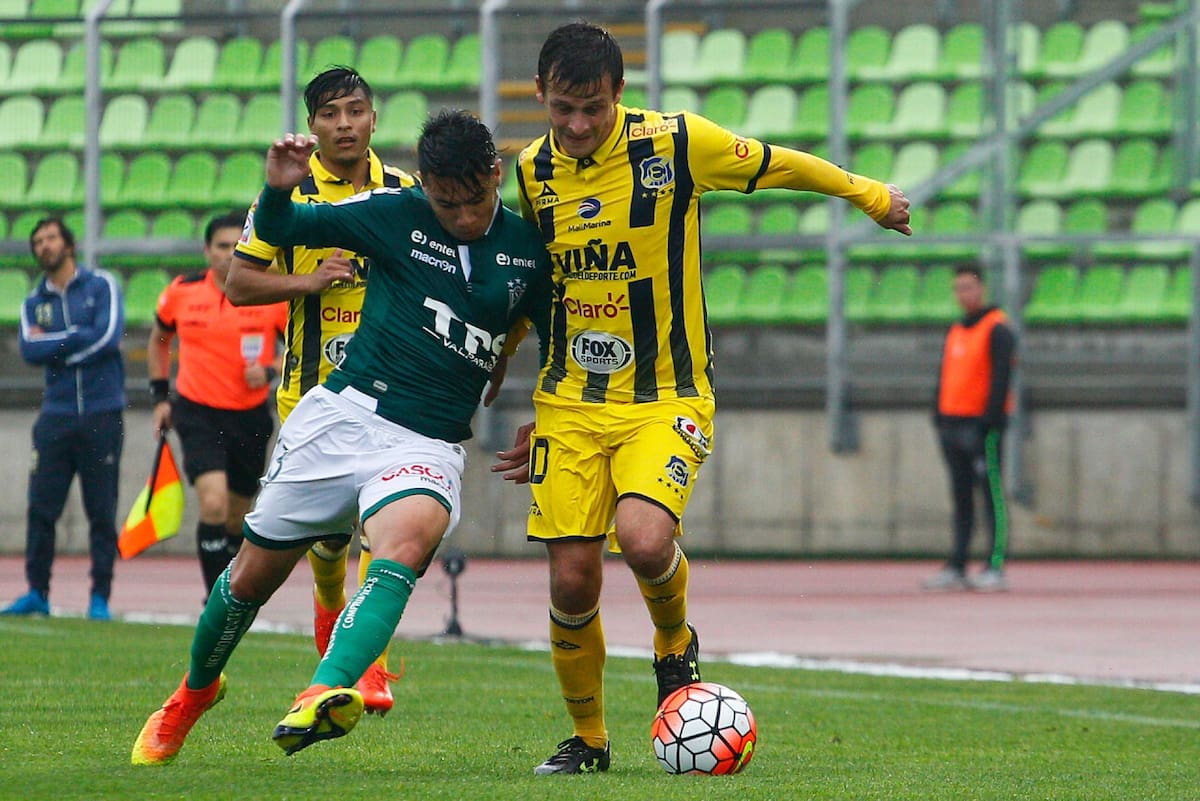 El volante de Everton jugando el clásico ante Wanderers. Foto: Agencia Aton.
