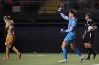 Así fueron los 3 penales atajados por Tornascioli en la clasificación de Unión Española ante Everton