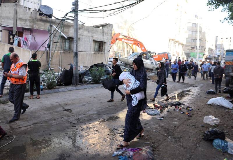 El conflicto ya suma 1.260 palestinos e israelíes muertos y 4.900 heridos durante este fin de semana.