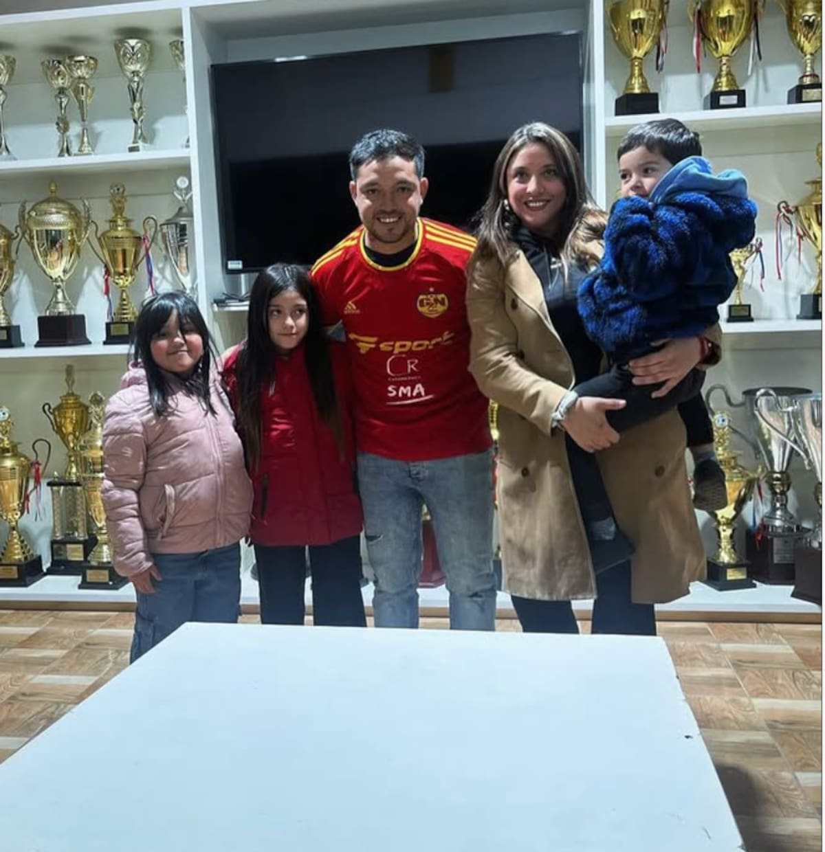 Junto a su familia tras firmar en Glorias Navales.