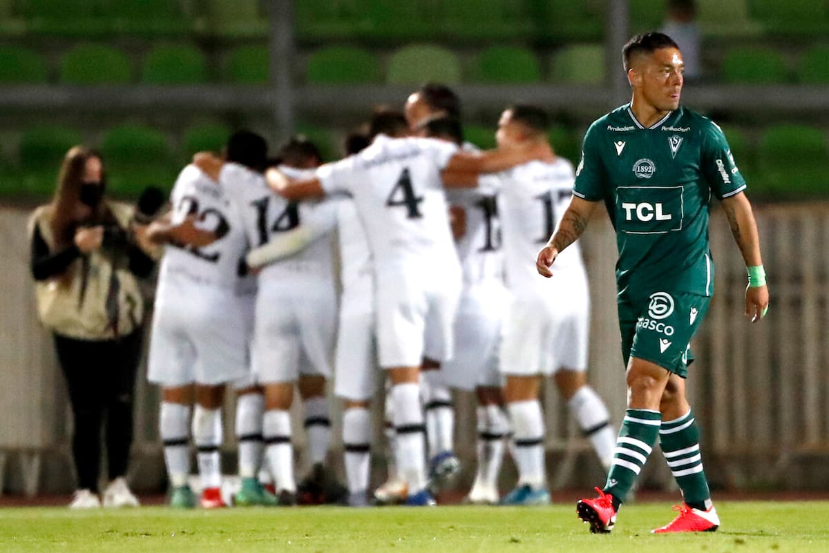 “Wanderers contrataba futbolistas que no rendían y tenían privilegios como casa en Concón; venían de vacaciones”. Foto: Aton