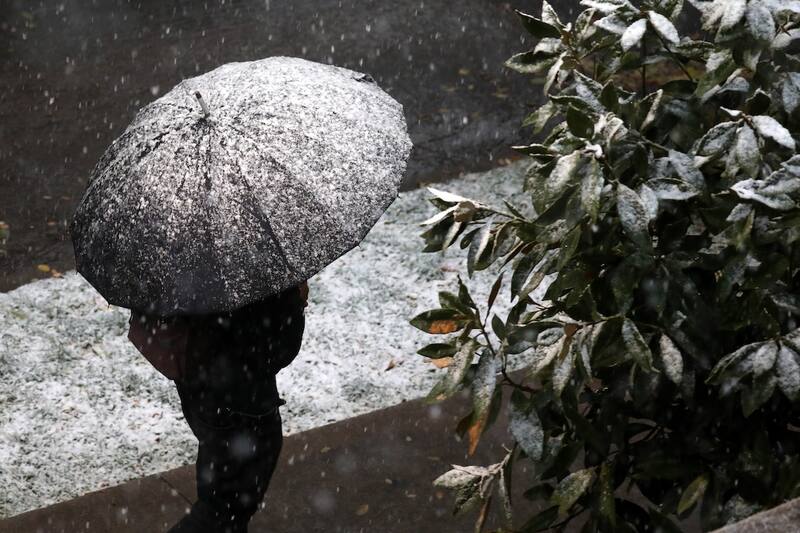 EL pronóstico incluye chubascos de nieve.