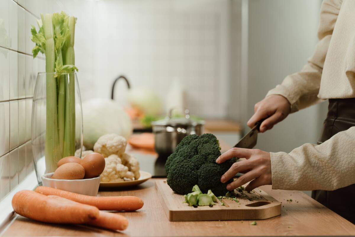 Es importante lavar frutas y verduras, ya que pueden contener microbios, pero no se recomienda hacer lavarlos con cualquier tipo de jabón.