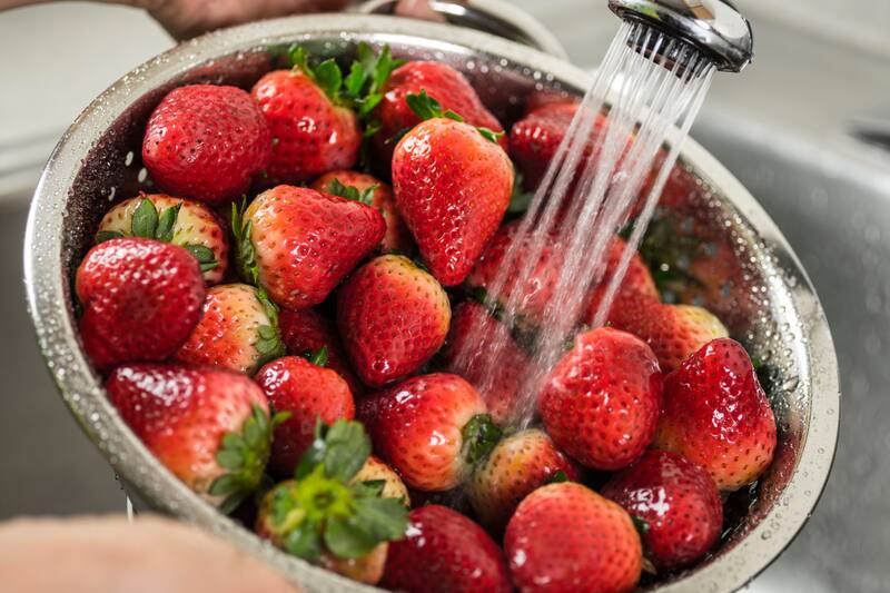 Un error común es lavar las frutillas antes de guardarlas.
