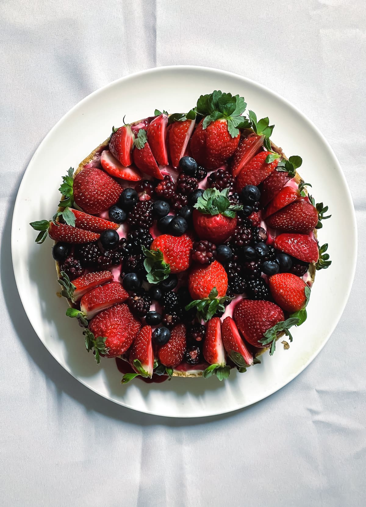 Están repletos de antioxidantes, vitaminas y fibra, mientras apenas aportan azúcar comparados con otras frutas.