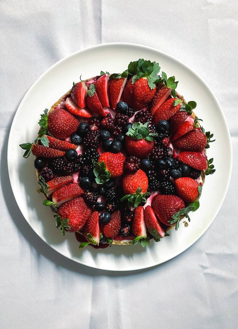 Están repletos de antioxidantes, vitaminas y fibra, mientras apenas aportan azúcar comparados con otras frutas.