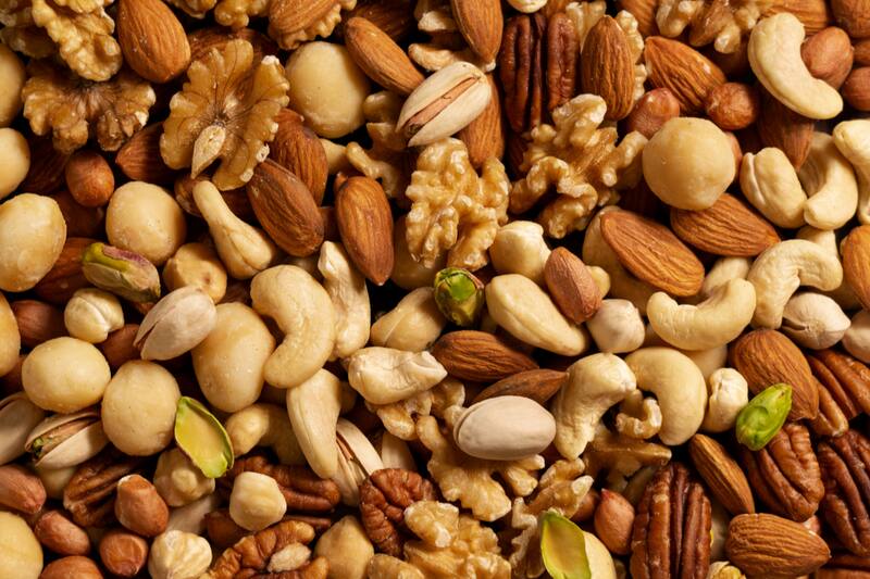 Aunque no lo creas, consumir frutos secos ayuda a nuestra salud de más maneras de las que piensas.