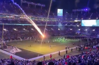 VIDEO | Miedo total: descontrolado fuego artificial salió directo a la cancha en partido de la NFL