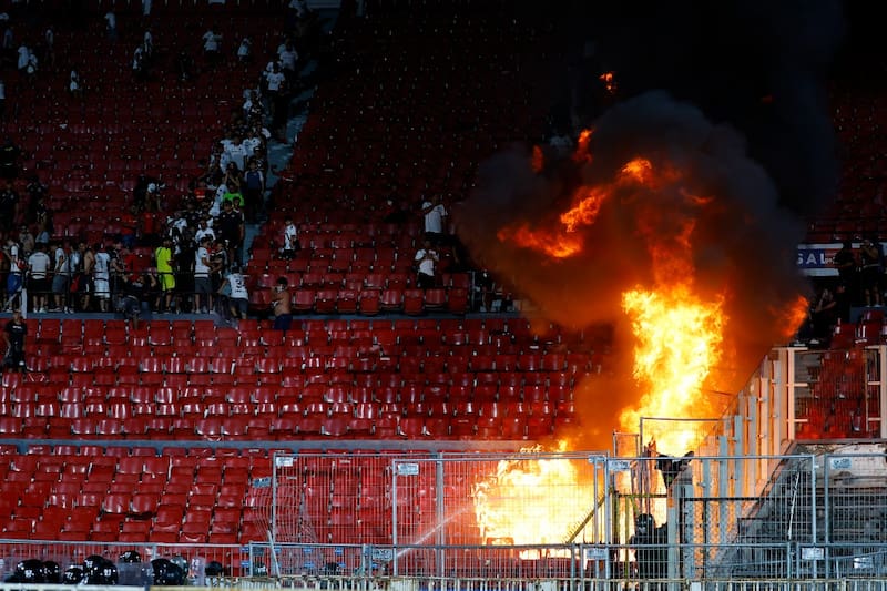 El incendio en la galería norte del Estadio Nacional. Foto: Photosport.
