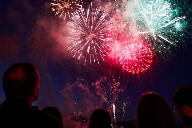 Para recibir el 2026, tres comunas del país confirmaron show de pirotecnia.