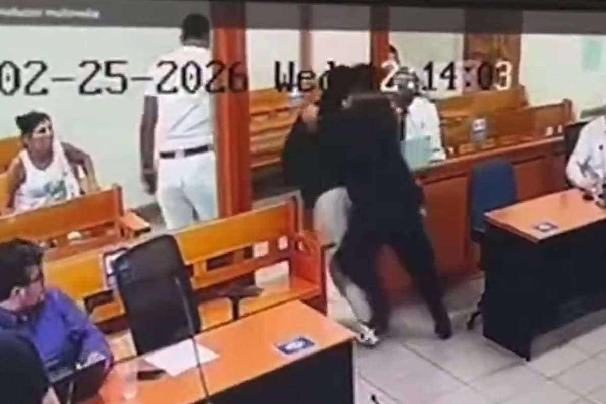 El sujeto logró huir aún esposado del recinto judicial, por lo que a esta hora es ampliamente buscado por la policía. Créditos: Captura de pantalla - X.