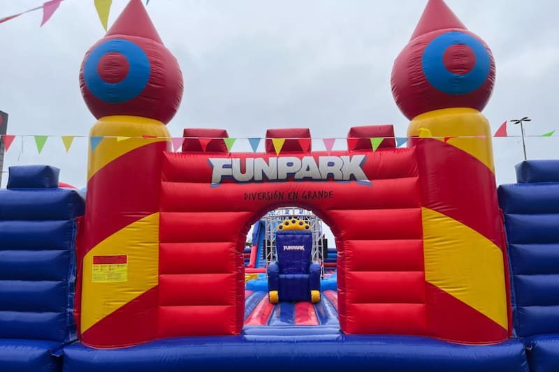 El recinto se ubica en los principales centros comerciales del país.