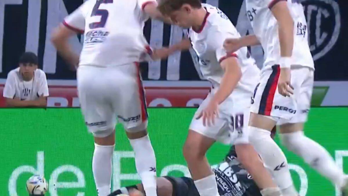 VIDEO | Ex defensa de la U se llena de críticas en Argentina por esta brutal agresión a un rival