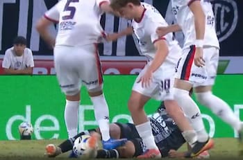 VIDEO | Ex defensa de la U se llena de críticas en Argentina por esta brutal agresión a un rival