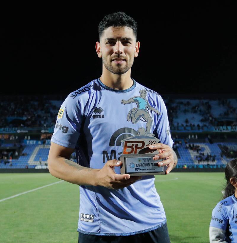 Lucas Passerini con el premio del jugador del partido.