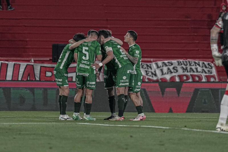 Los jugadores de Sarmiento de Junín festejan el primer gol de Iván Morales en la primera división trasandina.