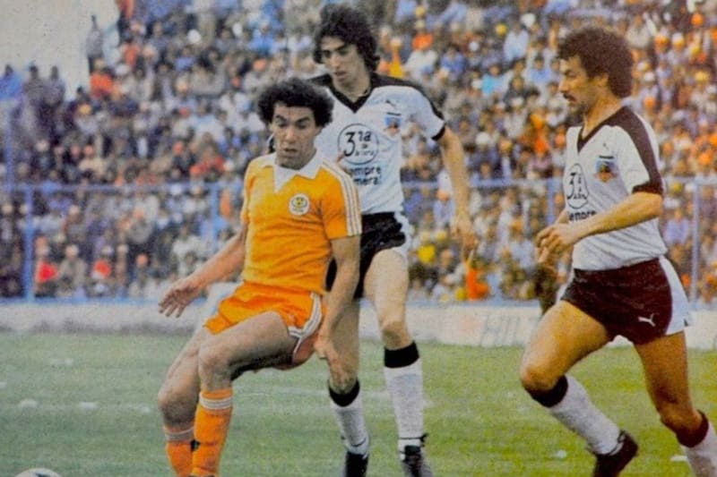Los inolvidables clásicos de los ochenta entre Cobreloa y Colo Colo en Calama. En la foto, el loíno Washington Olivera es marcado por Lizardo Garrido y Eddio Inostroza.