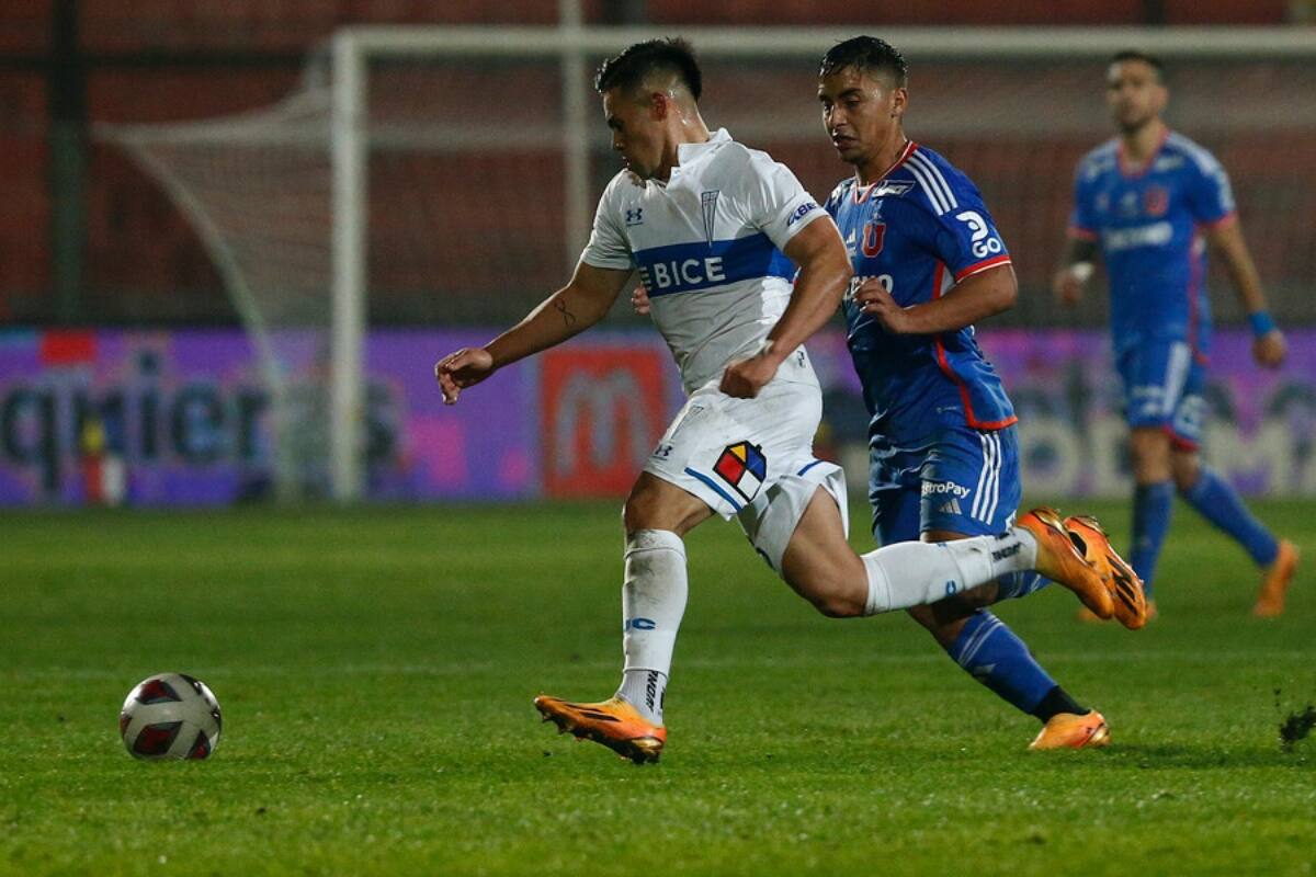 Alexander Aravena, delantero de la UC, y Nicolás Guerra, ariete de la U, jugando el último Clásico Universitario. Foto: Aton.