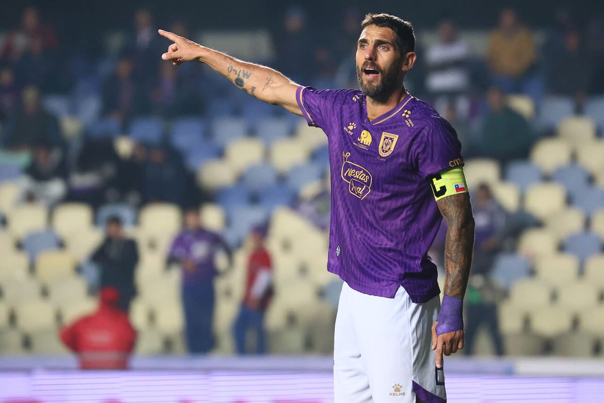 Hinchas de la U celebraron el gol fallado por Larrivey que eliminó a Colo Colo de Copa de la Liga: “Fue a propósito”. Foto: Aton.