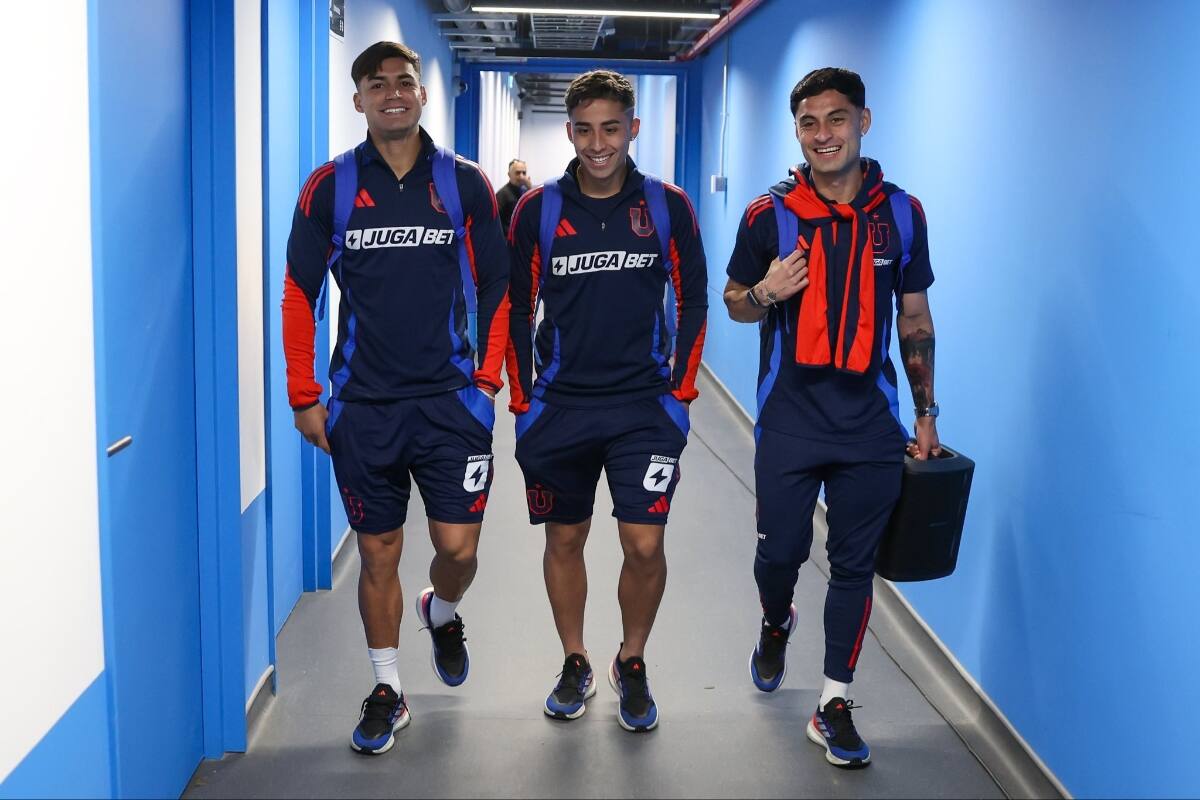 Para sentirse en casa: así la U dejó su huella en el camarín del Claro Arena antes del Clásico Universitario. Foto: @udechile