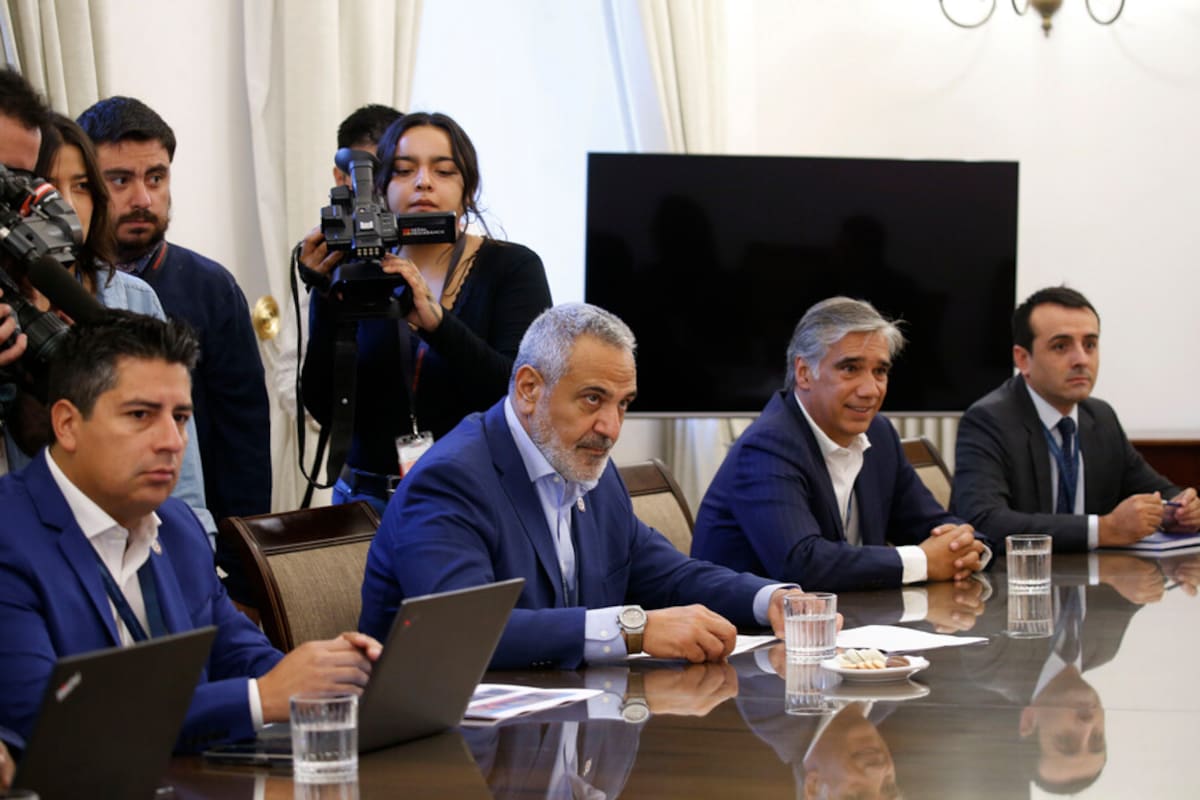 El subsecretario del Interior, Manuel Monsalve, recibe al presidente y miembros del equipo ejecutivo de la ANFP, Pablo Milad, para abordar mejoras a los sistemas de control y seguridad en los recintos deportivos. FOTO: ATON.