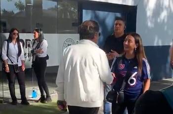 Cara a cara: el saludo entre Aníbal Mosa y Cecilia Pérez en la final entre Colo Colo y la U