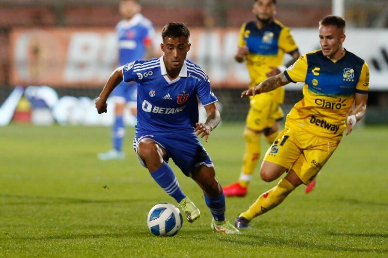 La "tocada de oreja" de Everton a la U. Foto: Aton.