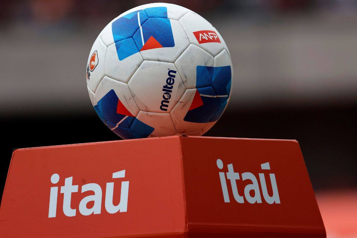 "Rueda el balón", un enunciado clásico del fútbol que en nuestras canchas es cada día más difícil de decir. Foto: Agencia Aton.