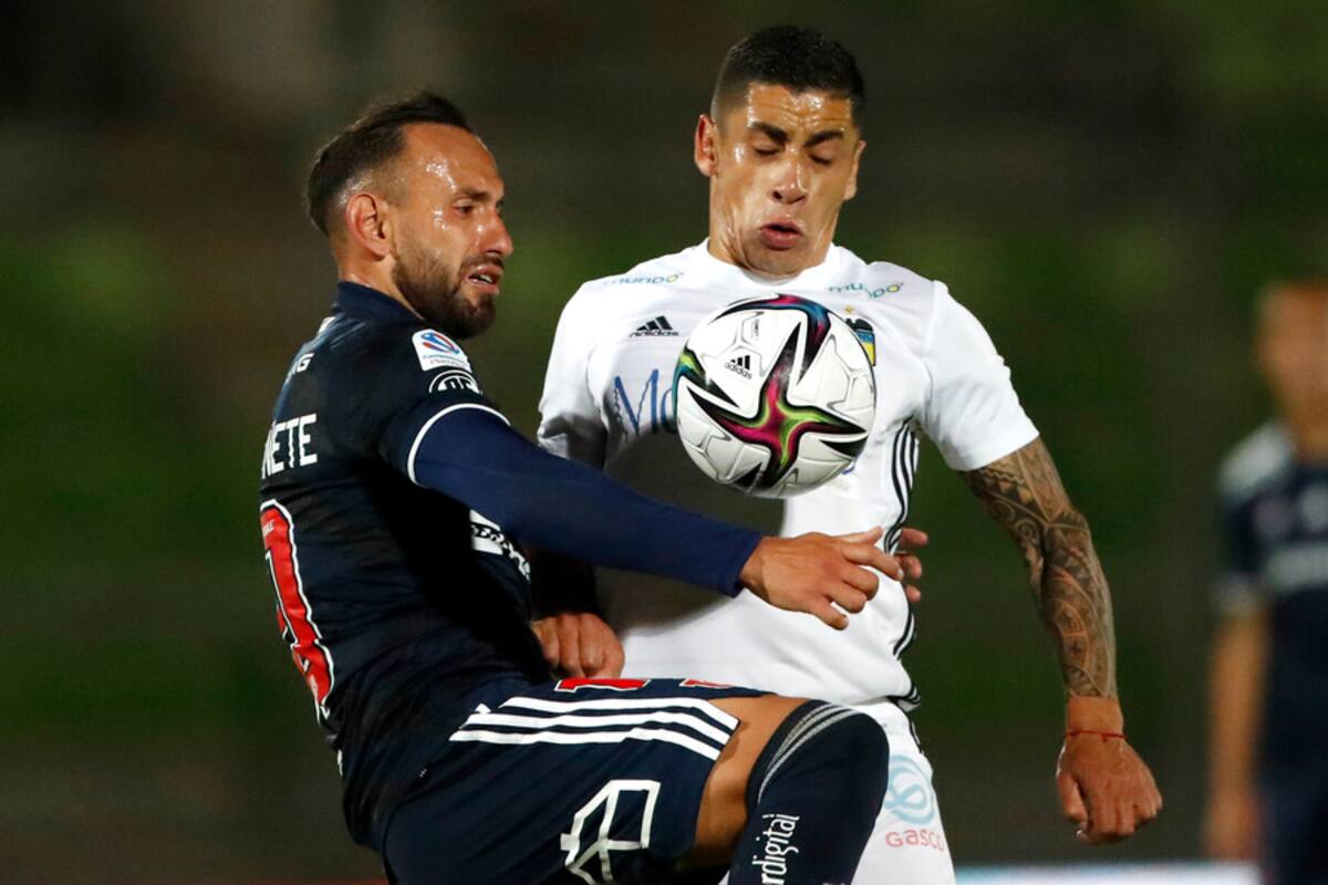 El jugador de Universidad de Chile Marcelo Canete, izquierda, disputa el balon con Alejandro Marquez de O'Higgins durante el partido de primera division realizado en el estadio Elias Figueroa de Valparaiso, de Chile, 15/11/2021. Foto: Aton.