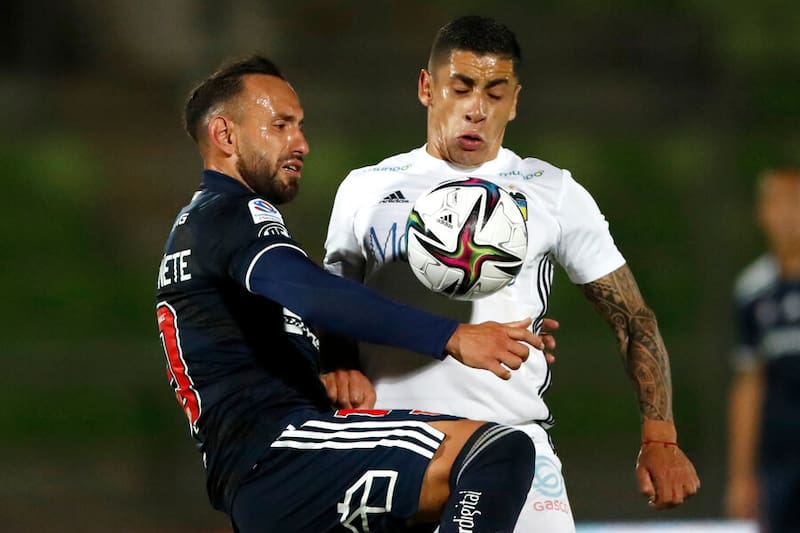 El jugador de Universidad de Chile Marcelo Canete, izquierda, disputa el balon con Alejandro Marquez de O'Higgins durante el partido de primera division realizado en el estadio Elias Figueroa de Valparaiso, de Chile, 15/11/2021. Foto: Aton.