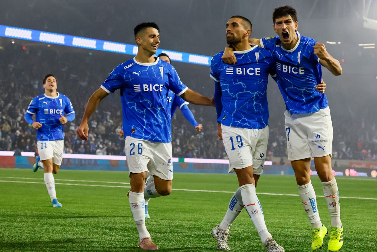 ¿La UC quiere ser la U? La extraña teoría psicológica que enciende el Clásico Universitario. Foto: Aton.