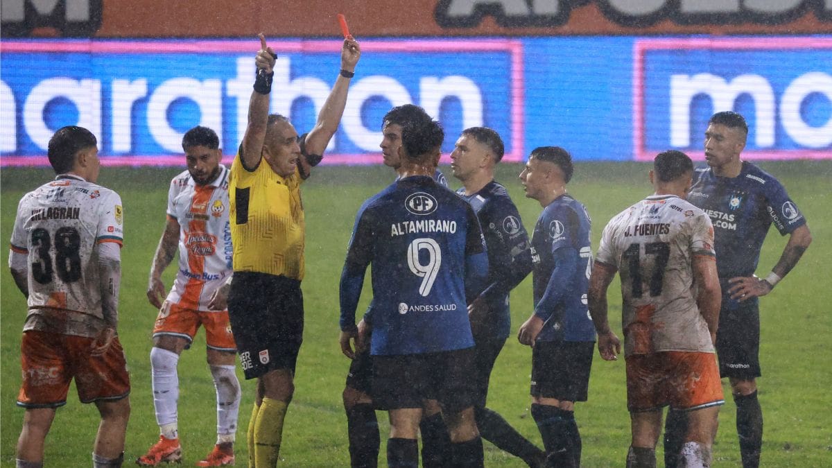 ¿La sacó barata? Confirmado el castigo para jugador de Huachipato que tuvo encontronazo con Héctor Jona