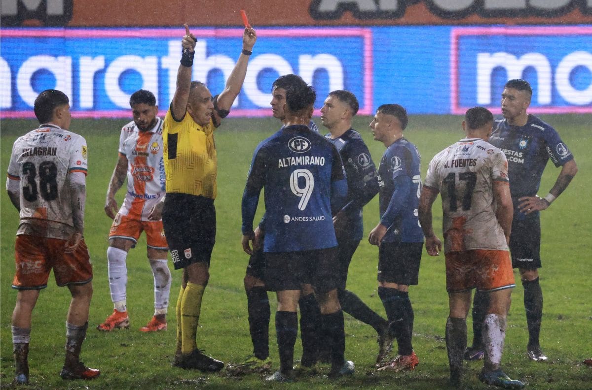 ¿La sacó barata? Confirmado el castigo para jugador de Huachipato que tuvo encontronazo con Héctor Jona