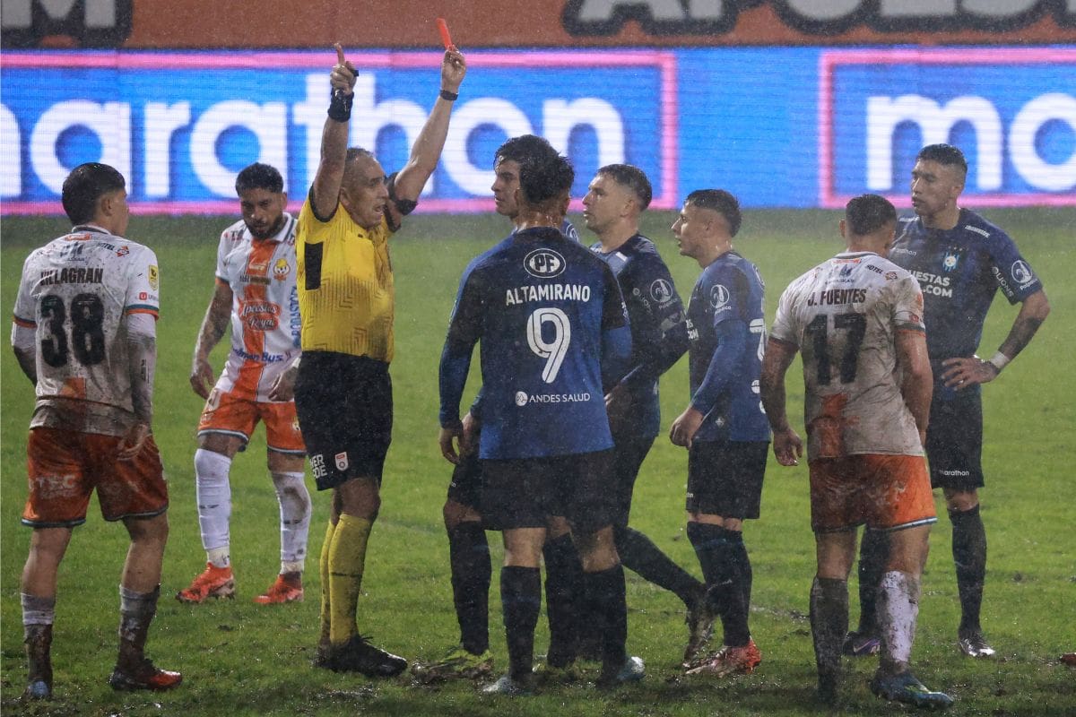 Reclamos al árbitro Héctor Jona durante el Huachipato vs. Cobresal. Foto: Agencia Aton.