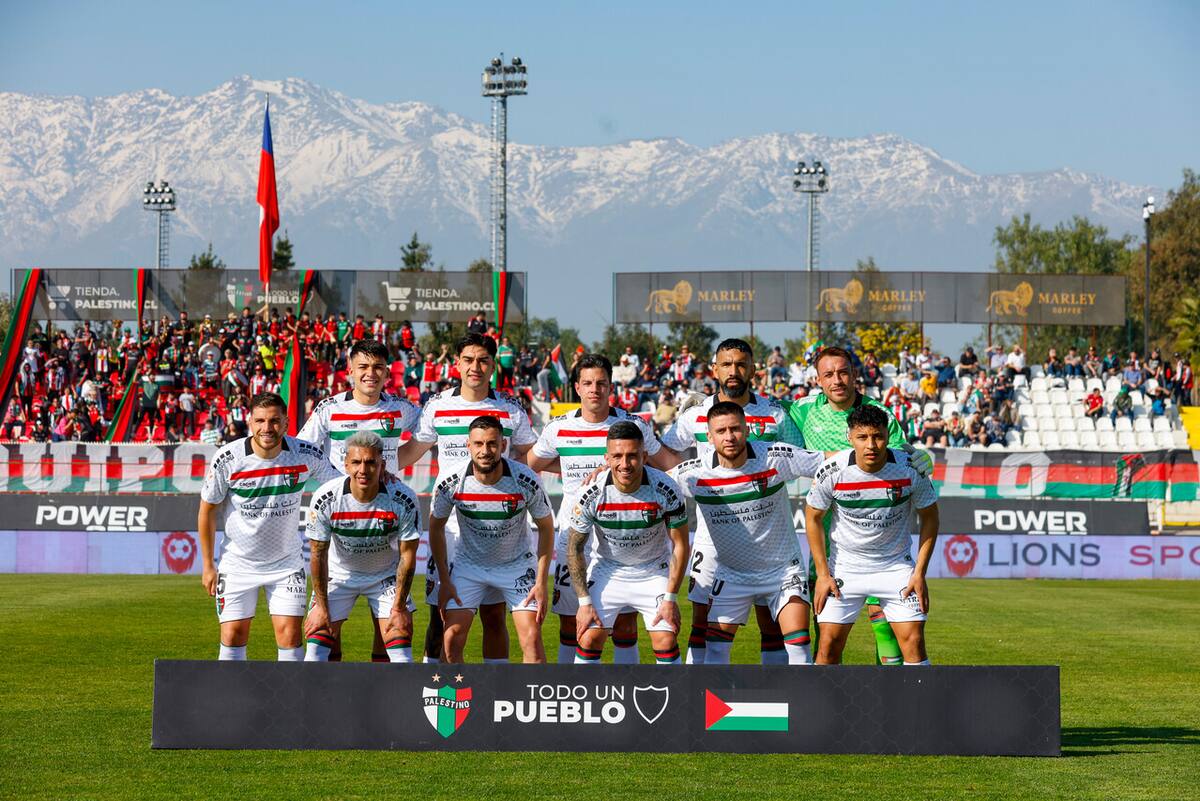 Palestino rinde homenaje a niños víctimas del conflicto en Gaza antes del partido contra Iquique. Foto: Aton.