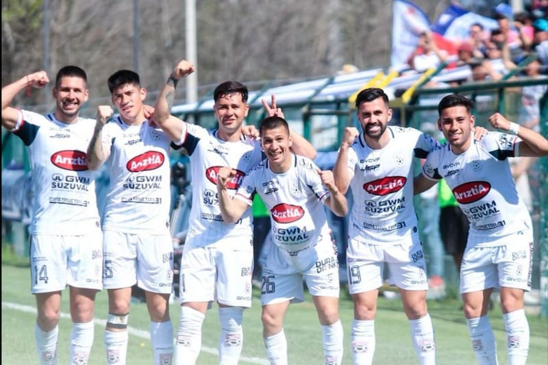 Fueron desechados por la U y hoy fueron los goleadores en triunfo clave para seguir luchando por ascender. Foto: Deportes Melipilla.