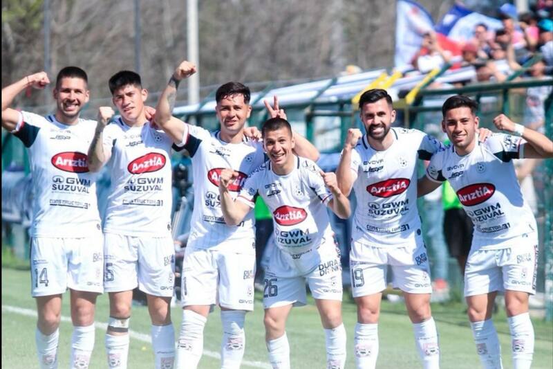 Bryan Taiva, Cristóbal Vergara y Benjamín Inostroza, algunos de los azules que están en Melipilla. Foto: Deportes Melipilla.