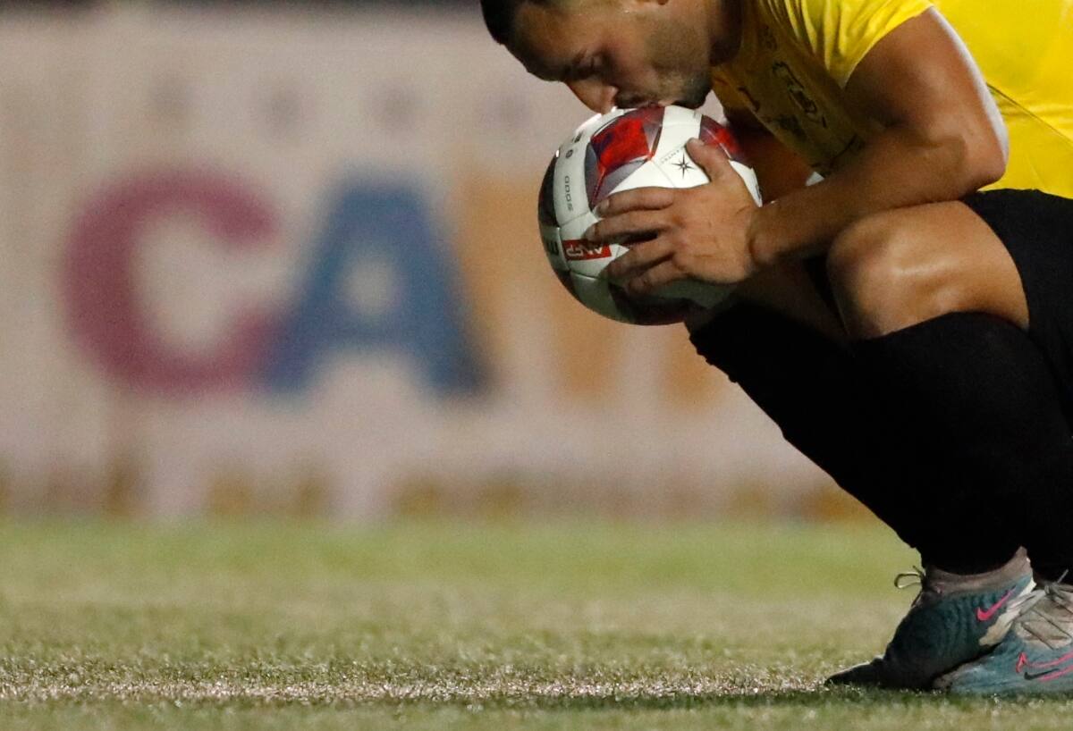 . Jugador se prepara para lanzar un penal. Foto: Agencia Aton/Archivo.