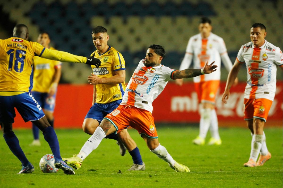 Bryan Carvallo en Cobresal, en un partido ante Universidad de Concepción. Foto: Agencia Aton.