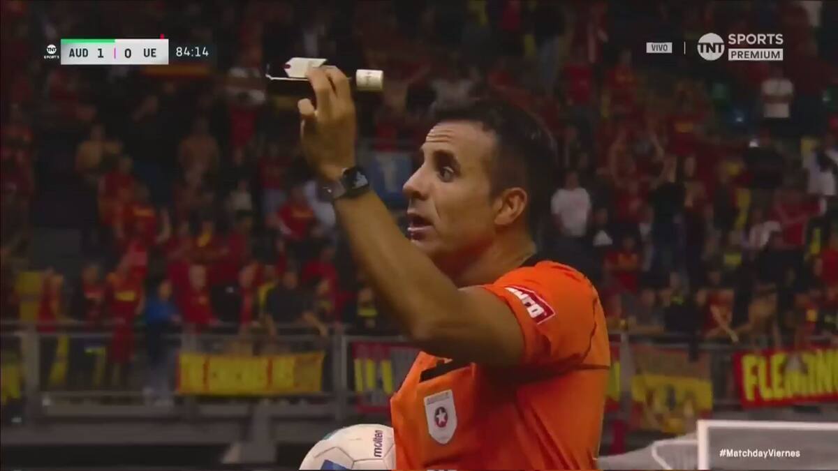 Piero Maza con una petaca de whisky.