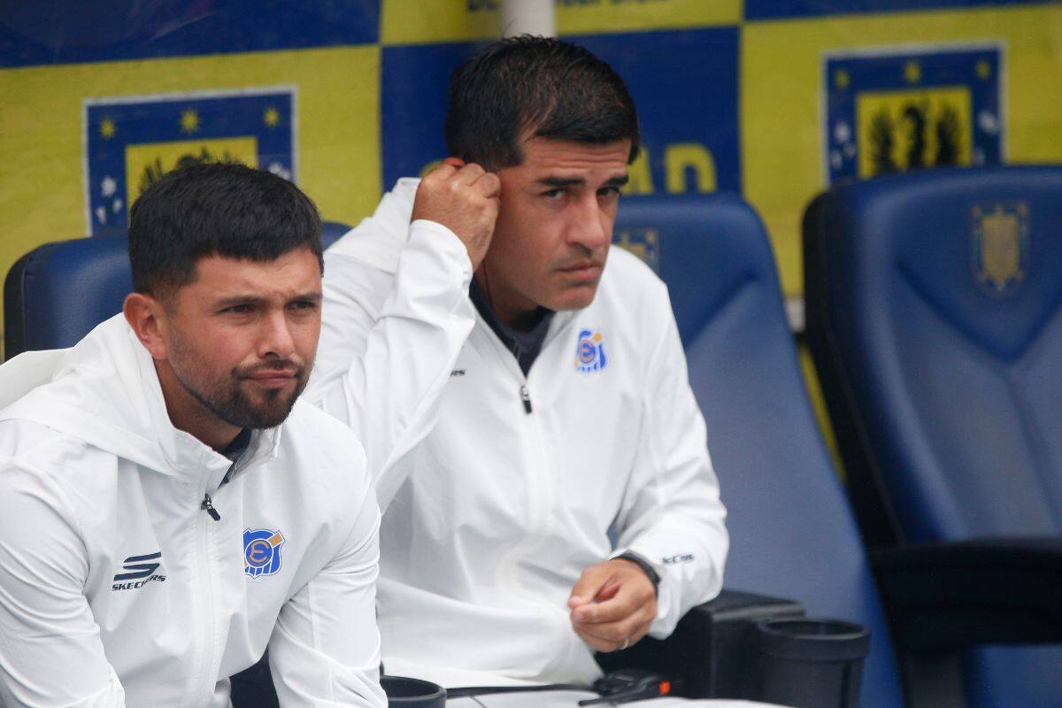 Julio Barroso (derecha) en el banco técnico de Everton de Viña del Mar. Foto: Agencia Aton.