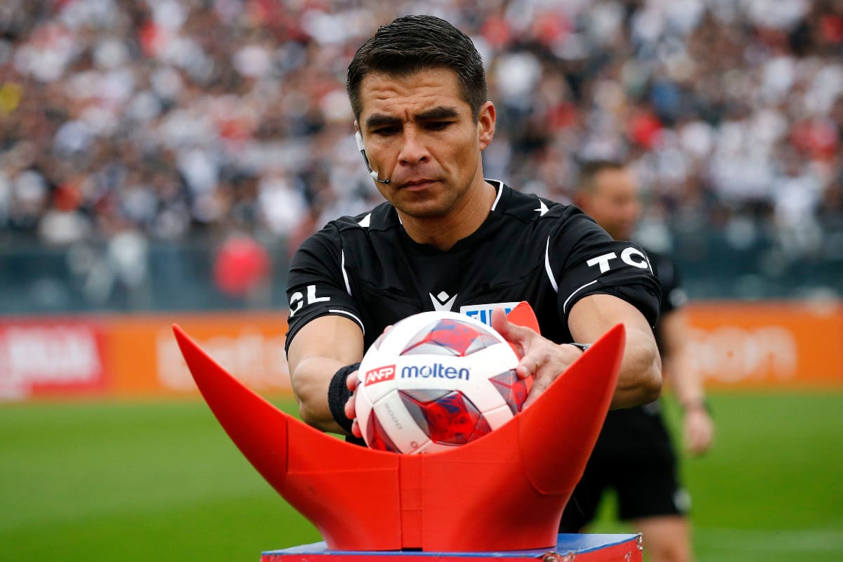 El fútbol chileno puede tener un radical cambio con la prohibición de las casas de apuestas. (Foto: Agencia Aton)