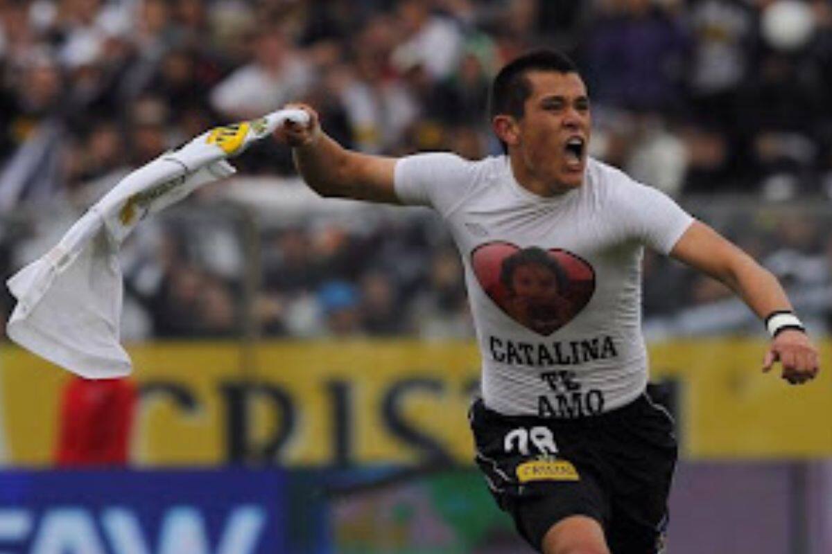 "Catalina, te amo" es el mensaje que lucía Carlos Muñoz en su camiseta, cuando celebraba por Colo Colo. Hoy, su hija es goleadora en las series menores de las Albas.
