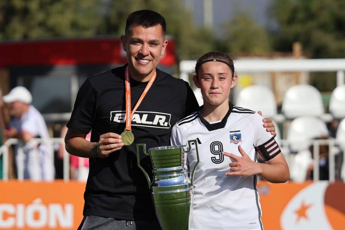 Carlos Muñoz orgulloso celebrando junto a su hija Catalina, goleadora de las series menores de Colo Colo. Foto: @carlos_munoz_r en Instagram